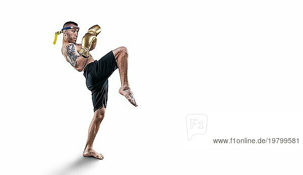 Porträt eines Thai Boxers. Er schlägt mit einem Knie auf einem weißen Hintergrund. Konzept für Wettkämpfe und Turniere. Gemischte Medien