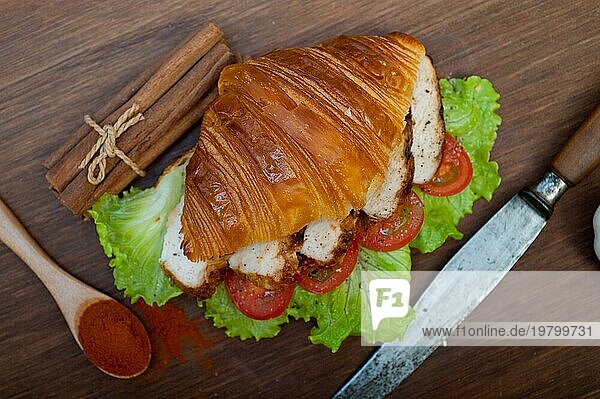 Pikantes Croissant Brioche Brot mit Hähnchenbrust und Gemüse auf rustikale Art  Foodfotografie Foodfotografie  Food photography  Food photography