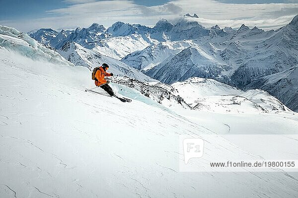 Professionelle Skifahrer Fahrt mit Geschwindigkeit auf einer verschneiten Piste vor dem Hintergrund eines Gletschers und hohe schneebedeckte Berge an einem sonnigen Tag. Skigebiet Raum Kopie Präsentation