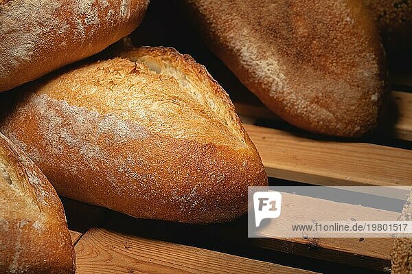 Handwerklich gebackenes Brot. Frisches  warmes Brot aus dem Ofen. Appetitliches und gesundes Essen