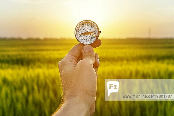 Hand hält Kompass und Reisfeld Sonnenuntergang