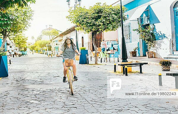 Junge Touristin auf dem Fahrrad in den Straßen von Granada  Nicaragua. Glückliches Touristenmädchen auf dem Fahrrad in der Straße Calzada