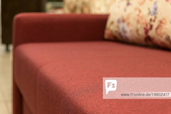 Nahaufnahme Griff Armlehne Textil roten Sofa. Neue Möbel. Geringe Tiefenschärfe