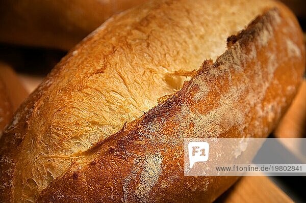 Handwerklich gebackenes Brot. Frisches  warmes Brot aus dem Ofen. Appetitliches und gesundes Essen