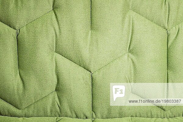 Nahaufnahme bequemes grünes weiches Sofa mit gekräuselten Nähten. Modernes Design
