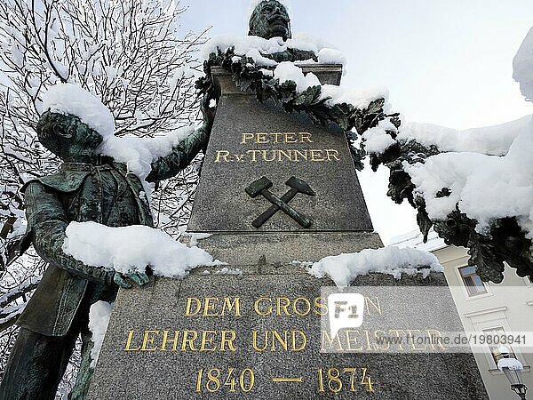 Winterstimmung  verschneites Denkmal  Peter-Tunner-Denkmal  Peter-Tunner-Park  Leoben  Steiermark  Österreich  Europa