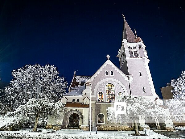 Winterstimmung  Evangelische Kirche  Gustav Adolf Kirche  Nachtaufnahme  Leoben  Steiermark  Österreich  Europa