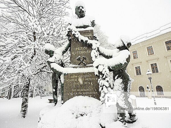 Winterstimmung  verschneites Denkmal  Schneefall beim Peter-Tunner-Denkmal  Peter-Tunner-Park  Leoben  Steiermark  Österreich  Europa