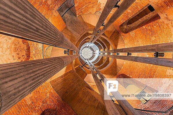 Blick nach oben im Inneren eines spiralförmigen Turms mit Säulen  Deutscher Dom  Berlin  Deutschland  Europa