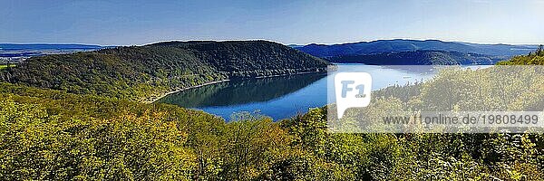 Erhöhte Panoramaansicht der Edertalsperre und weiter Blick in den Nationalpark Kellerwald-Edersee  Waldeck  Hessen  Deutschland  Europa