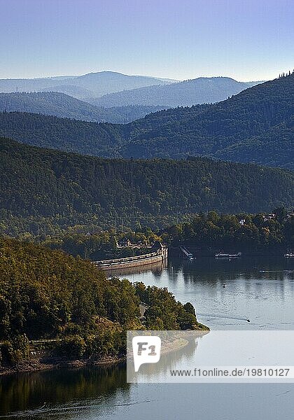 Erhöhte Ansicht der Edertalsperre mit der Staumauer und weiter Blick in den Nationalpark Kellerwald-Edersee  Waldeck  Hessen  Deutschland  Europa