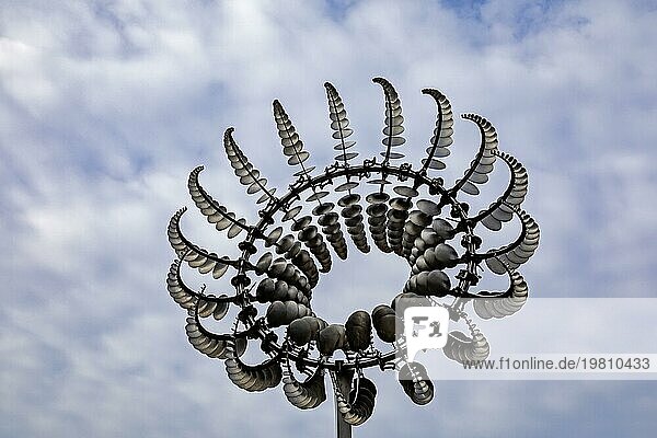 Washington  DC  Fern Pull (Shindahiku)  eine Skulptur  die sich bewegt und ihre Form verändert  wenn der Wind weht. Sie wurde vom Künstler Anthony Howe geschaffen