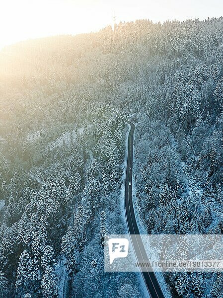 Eine einsame Straße schlängelt sich durch einen dichten  verschneiten Wald  Dobel  Luftbild  Schwarzwald  Deutschland  Europa
