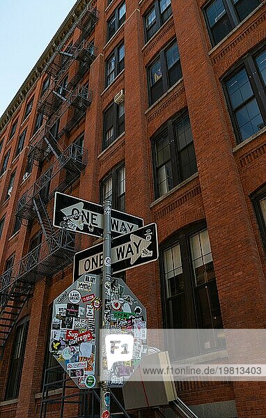 Ein Bild von einem Straßenschild und einer Gebäudefassade in der Gegend von Dumbo (Brooklyn)