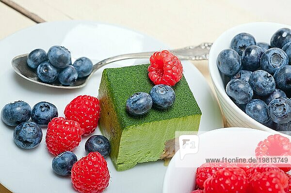 Grüner Tee Matcha Mousse Kuchen mit Himbeeren und Blaubeeren obenauf  Foodfotografie Foodfotografie  Food photography  Food photography