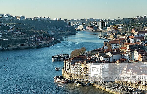 Ein Bild von Porto und dem Fluss Douro bei Tageslicht