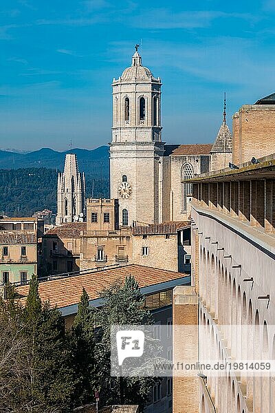 Ein Bild der Kathedrale von Girona  gesehen von einem anderen Gebäude in der Nähe