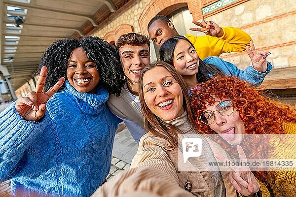 Freunde ziehen Grimassen  während sie ein Selfie in der Stadt machen