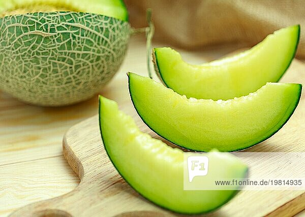 Frische süße grüne Melone auf dem Holztisch