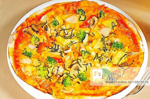 Frische italienische dünne vegetarische Pizza mit frischem gemischtem Gemüse in Nahaufnahme  Foodfotografie