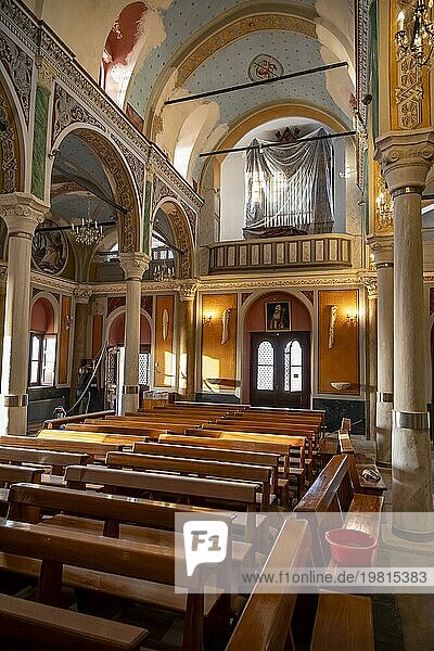 Innenansicht der Basilika San Giorgio in Ano Syros  Hauptschiff mit Sitzbänken und Orgel  Ano Syros  Syros  Kykladen  Griechenland  Europa