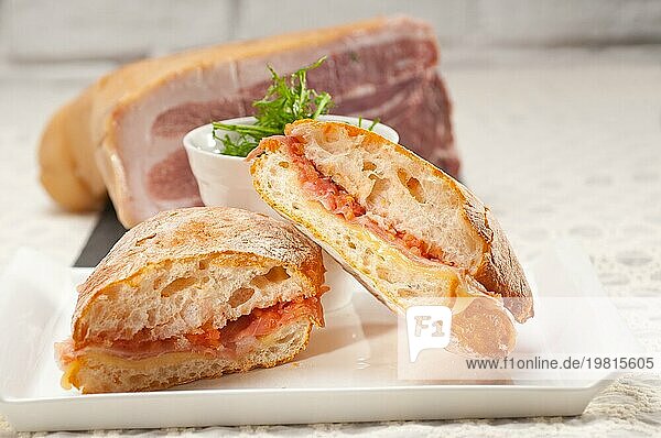 Italienisches Ciabatta Panini Sandwich mit Parmaschinken und Tomate  Foodfotografie