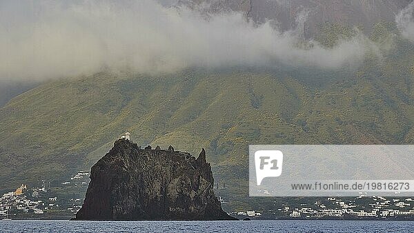 Strombolichio  kleine Stromboli vorgelagerte Vulkanfelsen-Insel  weißer Leuchtturm  Vulkaninsel  Stromboli  Äolische Inseln  Liparische Inseln  Sizilien  Italien  Europa