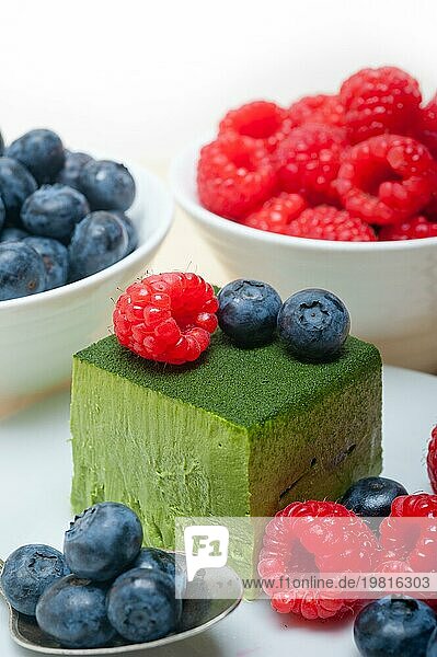 Grüner Tee Matcha Mousse Kuchen mit Himbeeren und Blaubeeren obenauf  Foodfotografie Foodfotografie  Food photography  Food photography