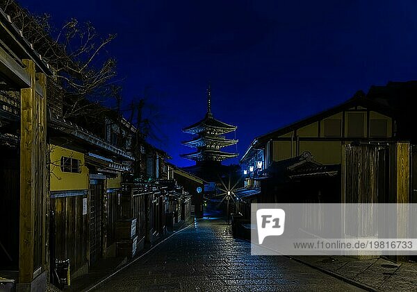 Ein Panoramabild des Hokan ji Tempels  auch bekannt als Yasaka no Tou  bei Nacht