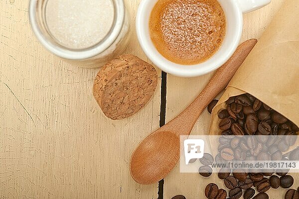 Espressokaffee und Bohnen auf einem Papierkegel Füllhorn über weißem Hintergrund  Lebensmittelfotografie Lebensmittelfotografie  Food photography  Food photography