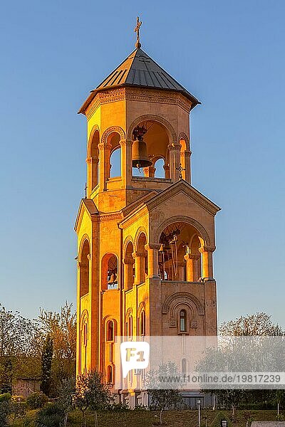 Glockenturm in der Nähe der Dreifaltigkeitskirche oder Tsminda Sameba Kathedrale Sonnenuntergangspanorama in Tiflis  Georgien  Asien