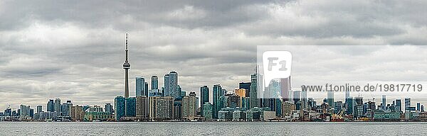 Ein Panoramabild der Skyline von Toronto  aufgenommen von den Inseln gegenüber