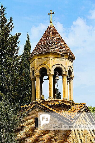 Glockenturm der Sionikathedrale in Tiflis  Georgien  und Blumen  Asien