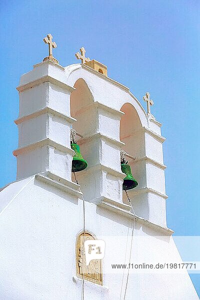 Mykonos  Griechenland Glockenturm einer weißen Kirche auf den Kykladen