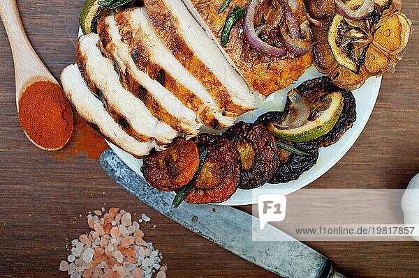Gegrillte BBQ Hähnchenbrust mit Kräutern und Gewürzen auf rustikale Art  Food photography  Food photography