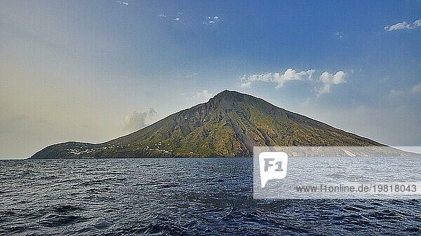 Ganze Insel  Stromboli  Berg  Vulkan  Vulkaninsel  Stromboli  Äolische Inseln  Liparische Inseln  Sizilien  Italien  Europa