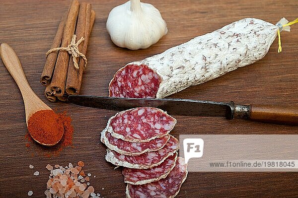 Traditionelle italienische Salamiwurst in Scheiben geschnitten auf einem Holzbrett  Food photography  Food photography  Food photography