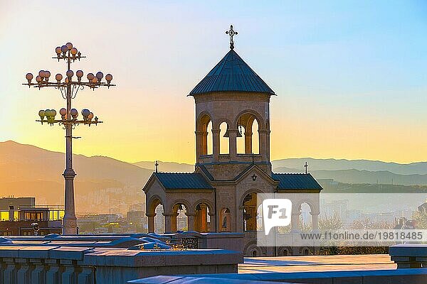 Glockenturm der Kirche der Heiligen Dreifaltigkeit oder Tsminda Sameba Kathedrale Sonnenuntergang Panorama und bunten Himmel in Tiflis  Georgien  Asien