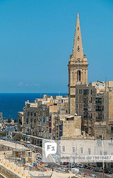 Ein Bild des Turms der anglikanischen St. Pauls Kathedrale und der nahe gelegenen Gebäude von Valletta