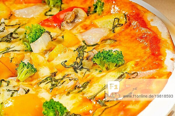Frische italienische dünne vegetarische Pizza mit frischem gemischtem Gemüse in Nahaufnahme  Foodfotografie