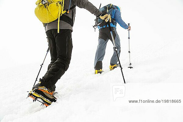 Eine Nahaufnahme der Beine einer Gruppe  die den Gipfel des Elbrus erklimmt