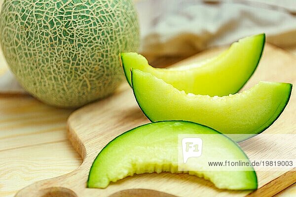 Frische süße grüne Melone auf dem Holztisch