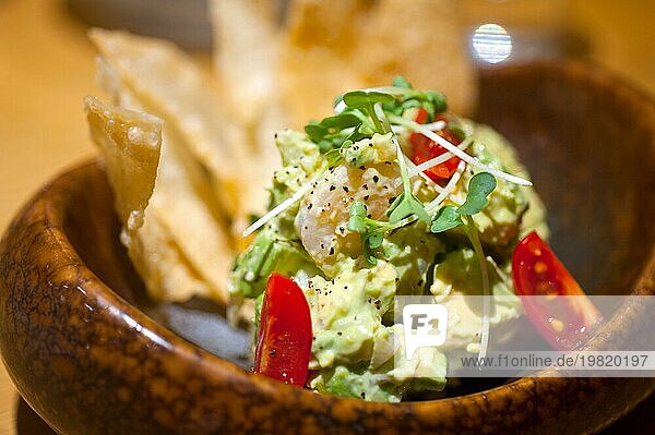 Frischer Avocado und Garnelensalat mit Nachos  Foodfotografie  Food photography  Food photography