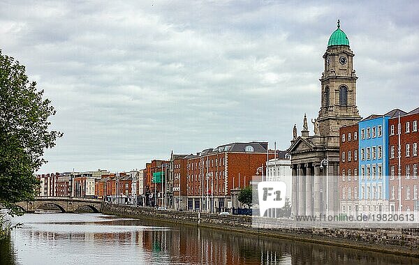 Ein Bild des Dubliner Flussufers im Westen der Stadt