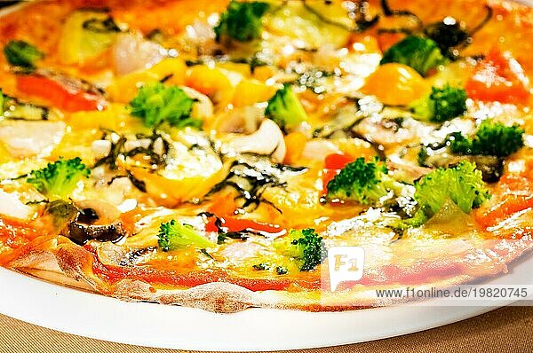 Frische italienische dünne vegetarische Pizza mit frischem gemischtem Gemüse  Nahaufnahme  Foodfotografie