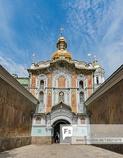 Ein Bild des Eingangs zum religiösen Komplex der Pechersk Lawra in Kiew