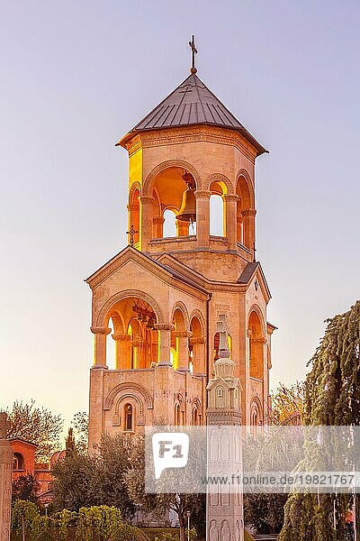 Glockenturm in der Nähe der Dreifaltigkeitskirche oder Tsminda Sameba Kathedrale Sonnenuntergangspanorama in Tiflis  Georgien  Asien