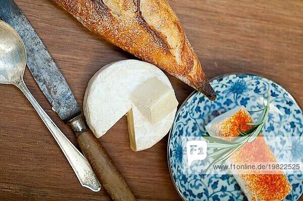 Französischer Käse und frisches Baguette auf einem Holzschneider  Foodfotografie  Food photography  Food photography