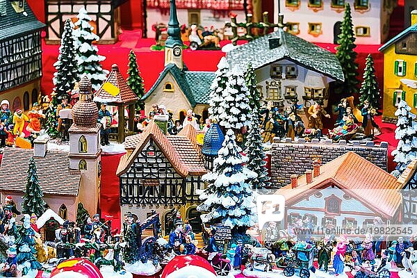 Europäischer Weihnachtsmarktstand mit verschiedenen traditionellen Geschenken in Nürnberg  Deutschland  Europa