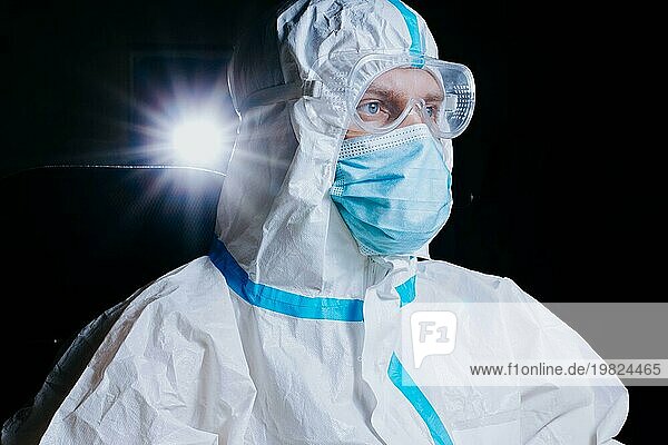 Arzt Laborantin in persönlicher Schutzausrüstung gegen Coronavirus und medizinische Handschuhe  persönliche Schutzausrüstung  Gesundheitspersonal
